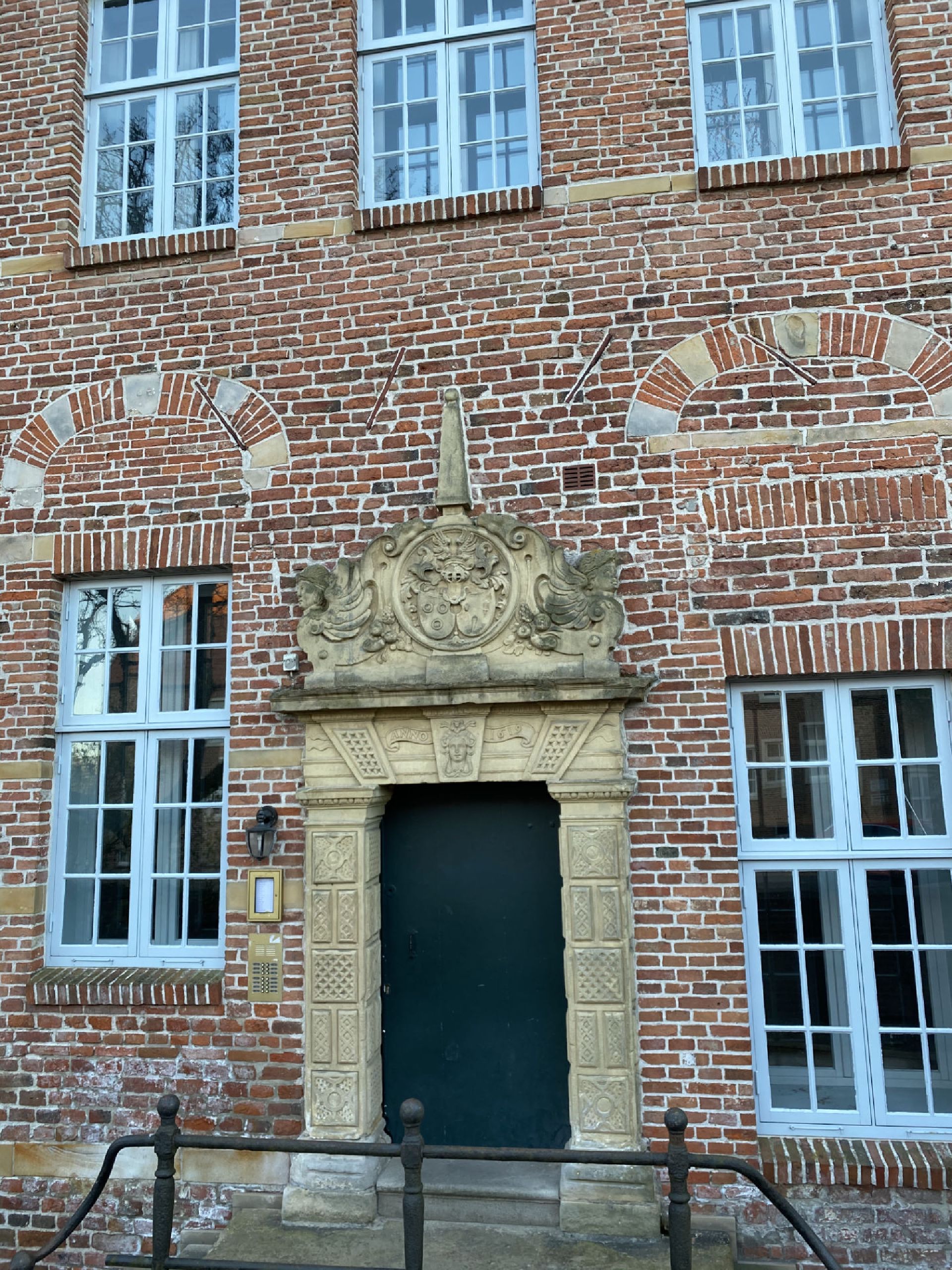 01-Gödens_Eingang-Haus1_1.jpg