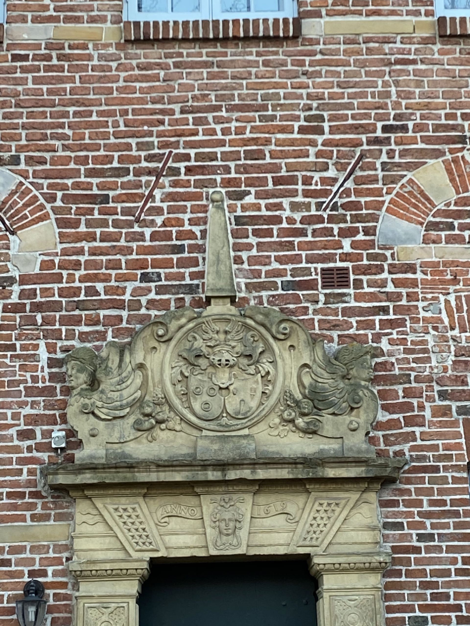 02-Gödens_Eingang-Haus1_2.jpg