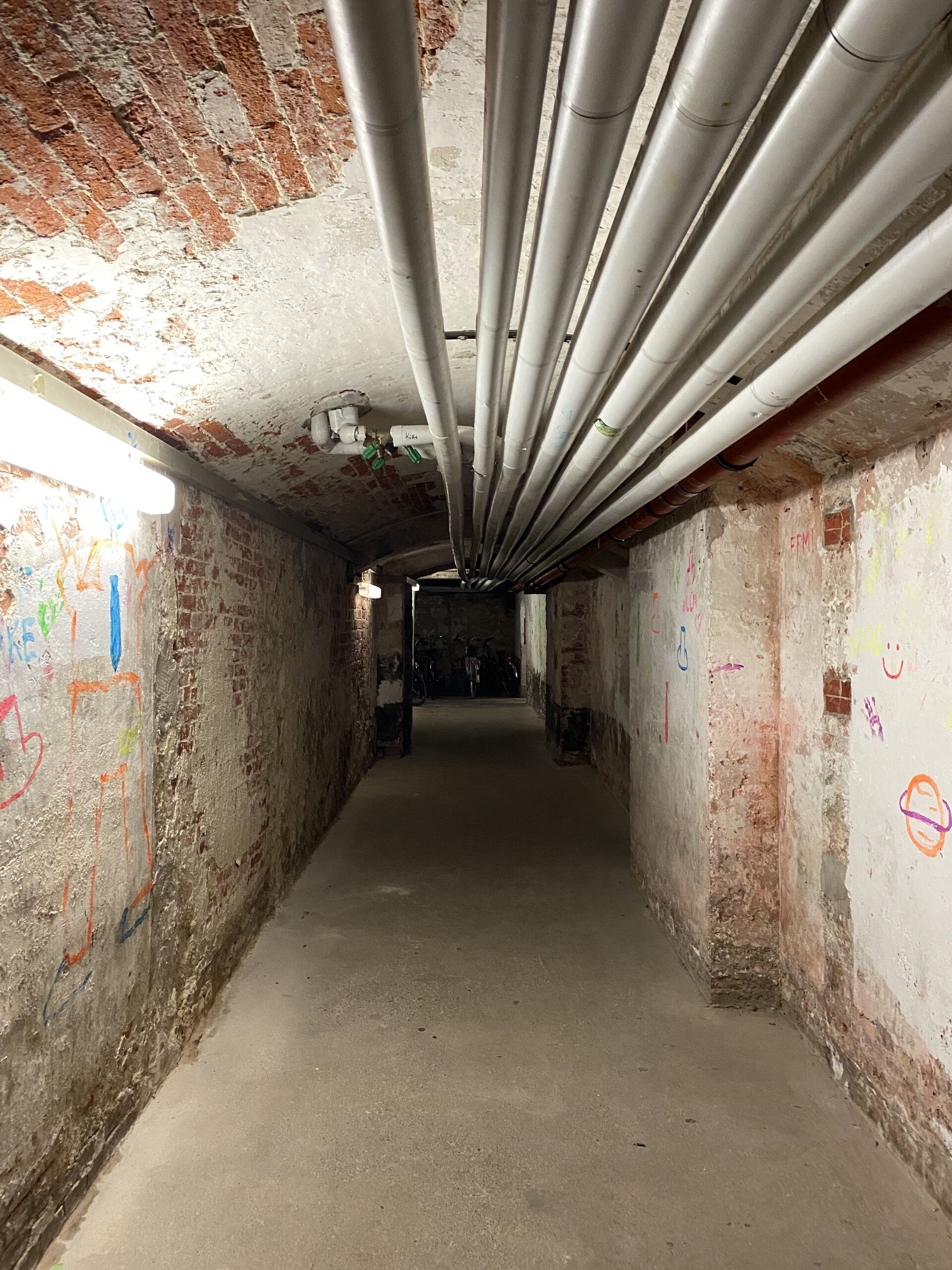 02-Gödens_Keller_Flur_2.jpg